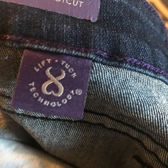 Very nice pair of women’s boot cut jeans. - Picture 8 of 9